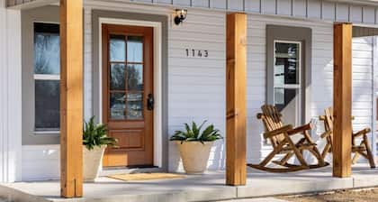 Lovely DOWNTOWN CODY: Salsbury Corner Cottage