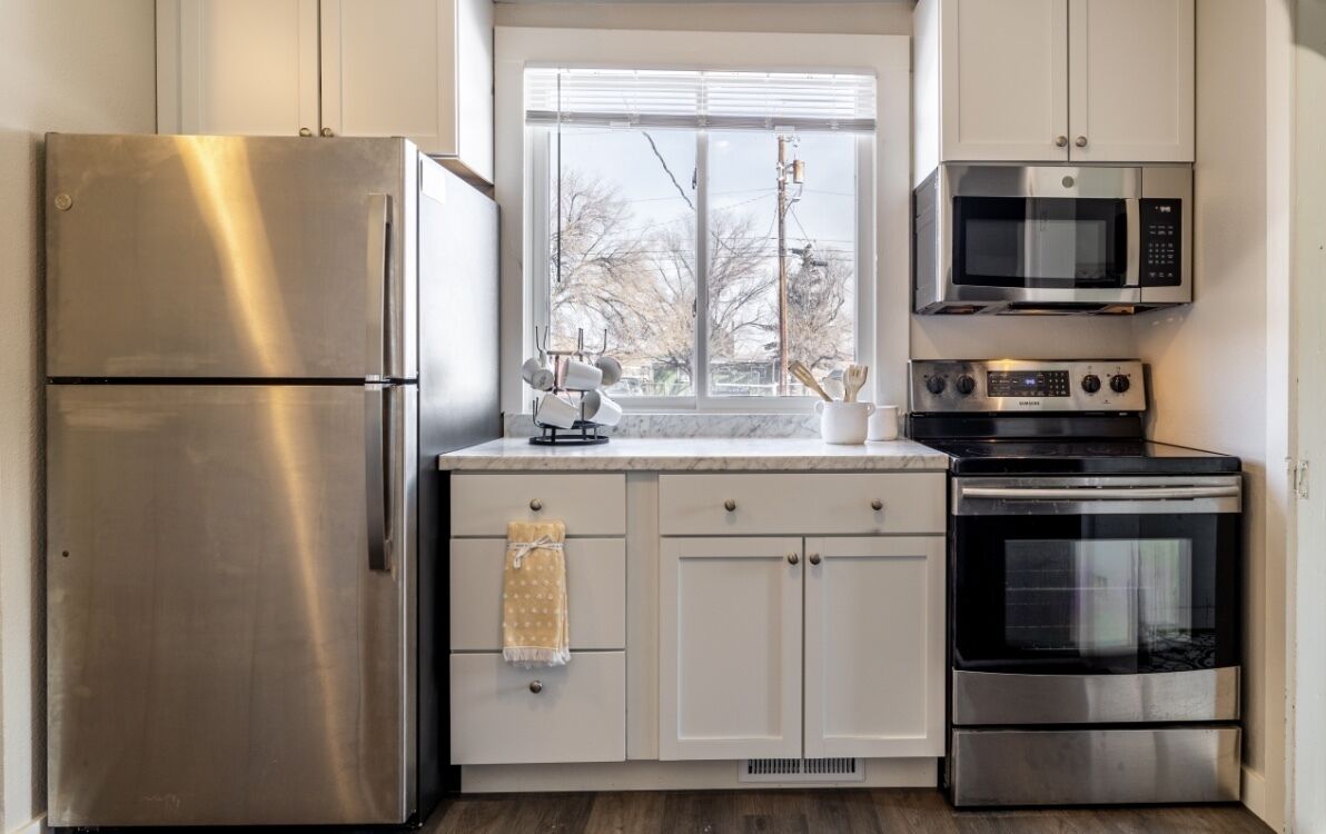 Réfrigérateur, micro-ondes, four, plaque de cuisson