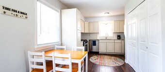 «Large yard•big deck•gas stove•granite•Grill•lots of parking•quiet neighborhood•