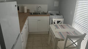 Refrigerador, microondas y comedor