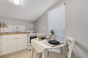 Refrigerador, microondas y comedor 