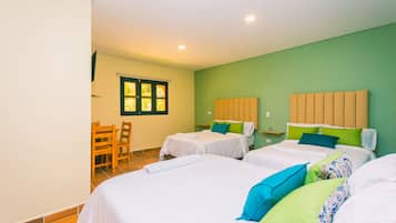 Chambre Familiale, plusieurs lits, vue montagne | Wi-Fi gratuit, draps fournis