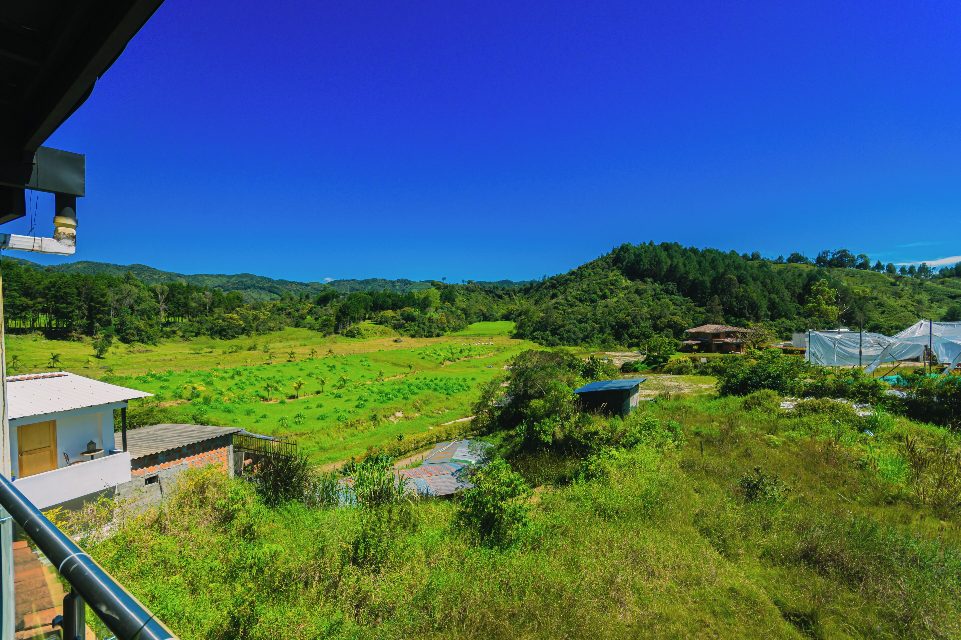 Un paisaje rural con una casa y campos.