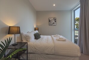 2 bedrooms, iron/ironing board, WiFi, bed sheets - Malthouse Lane City Apartment 3 - Spacious inner-city apartment in Nelson (Nelson)