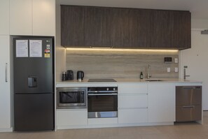 冷蔵庫、電子レンジ、オーブン、コンロ