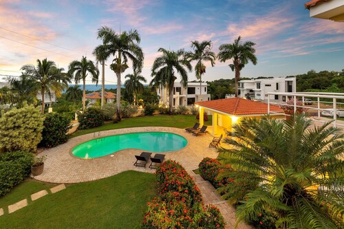 New listing! Amazing views, walk to beach!