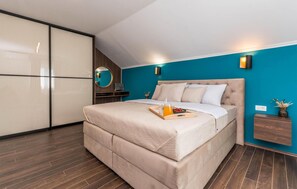 2 bedrooms, travel crib, free WiFi, bed sheets