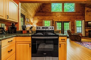 Fridge, microwave, oven, stovetop - Secluded! Kid/Pet Friendly!  Location! (Sevierville)
