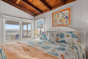 3 bedrooms, iron/ironing board, WiFi, bed sheets - Beachfront bungalow with screened-in porch! (Oak Island)