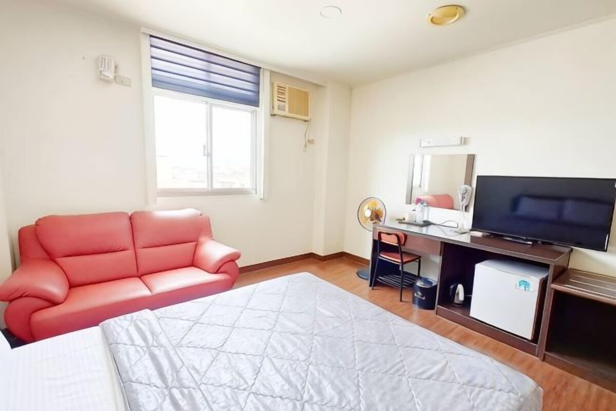 Desk, laptop workspace, WiFi (free), bed sheets