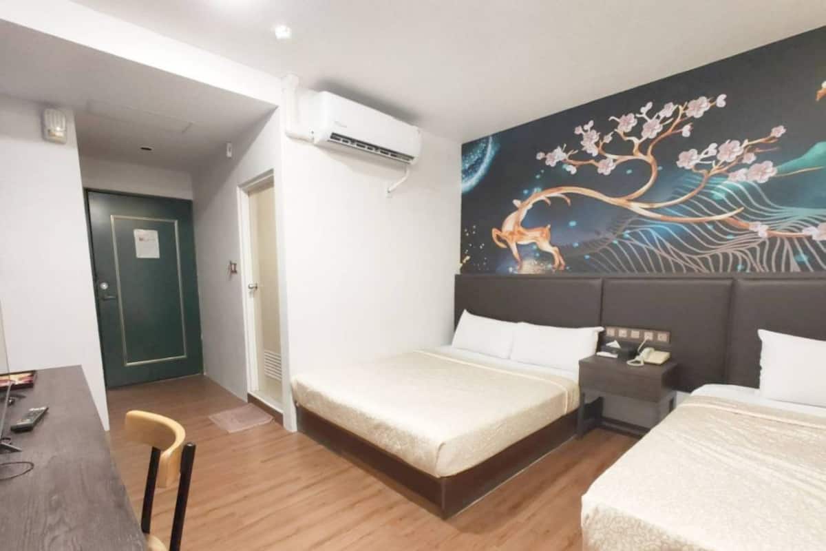 Deluxe Triple Room | Desk, laptop workspace, free WiFi, bed sheets