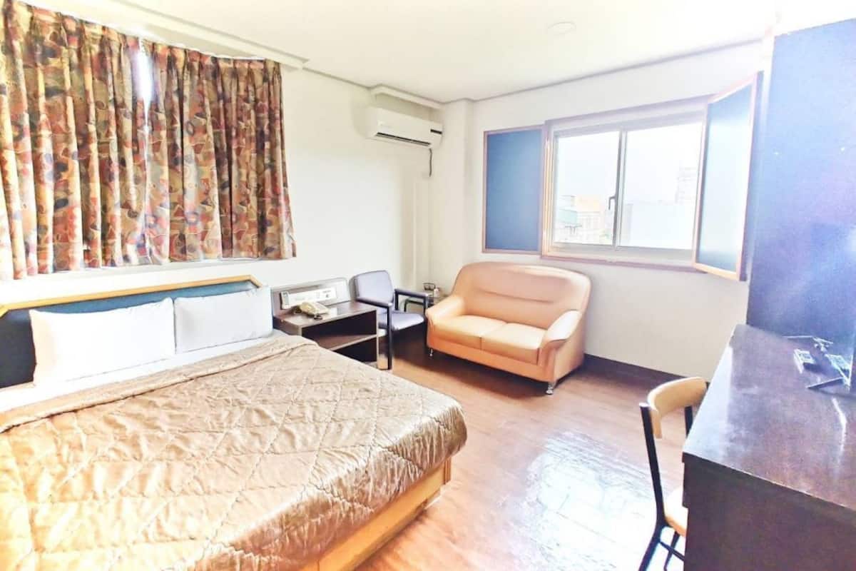 Business Double Room | Desk, laptop workspace, free WiFi, bed sheets