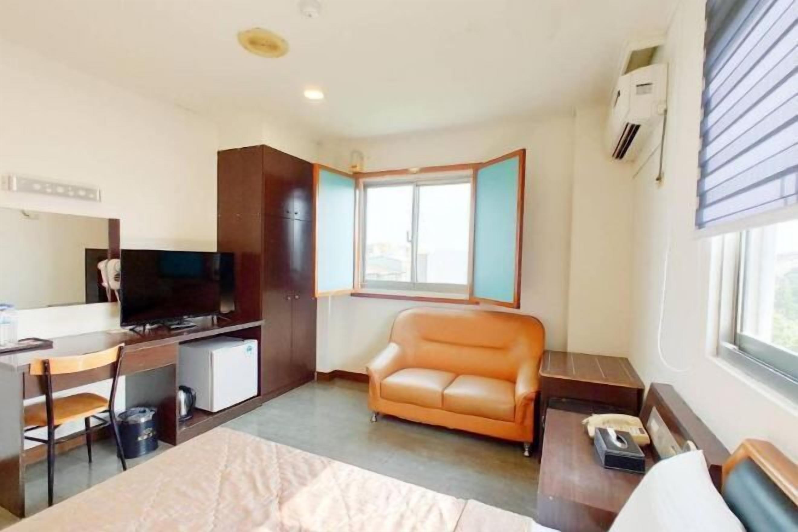 Desk, laptop workspace, free WiFi, bed sheets