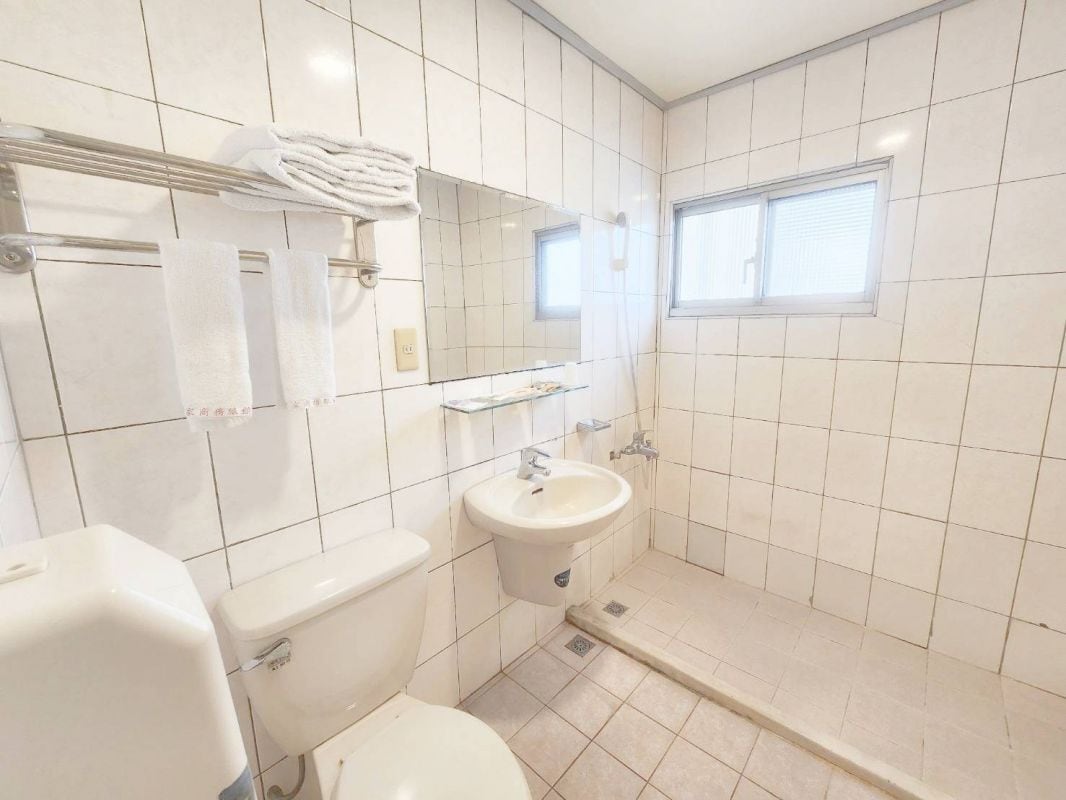 Kylpyhuone, jossa on wc, pesuallas ja suihkutila.