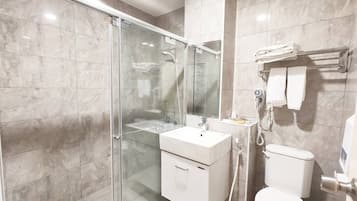 Deluxe-Doppelzimmer | Badezimmer | Dusche, Regendusche, kostenlose Toilettenartikel, Haartrockner