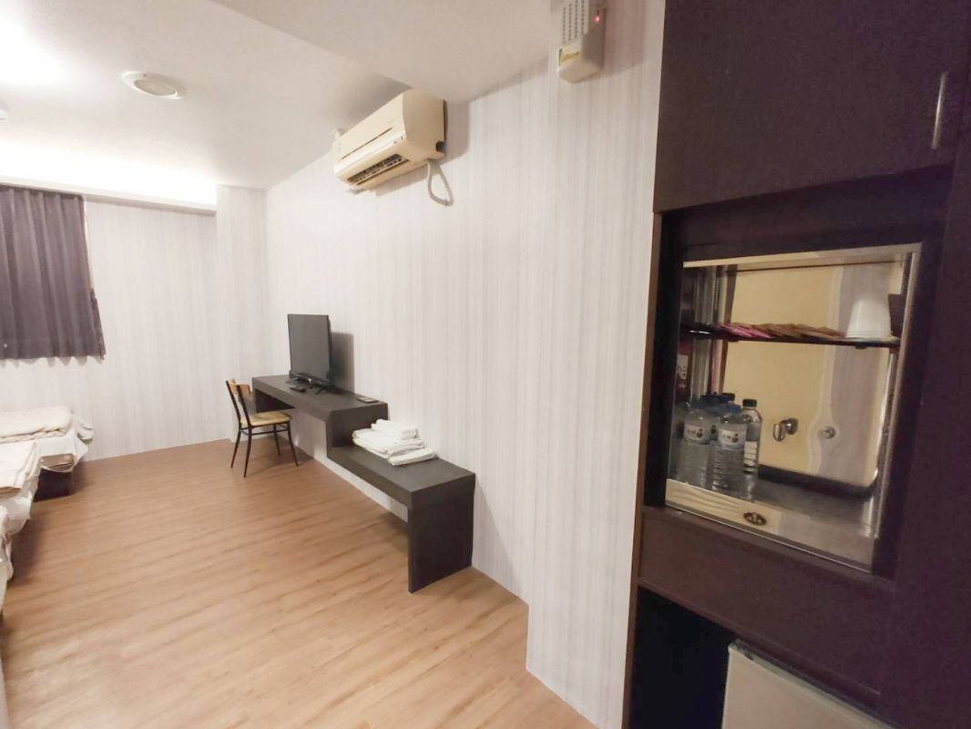 ス  タンダード トリプルルーム | デスク、ノートパソコン用作業スペース、WiFi (無料)、ベッドシーツ