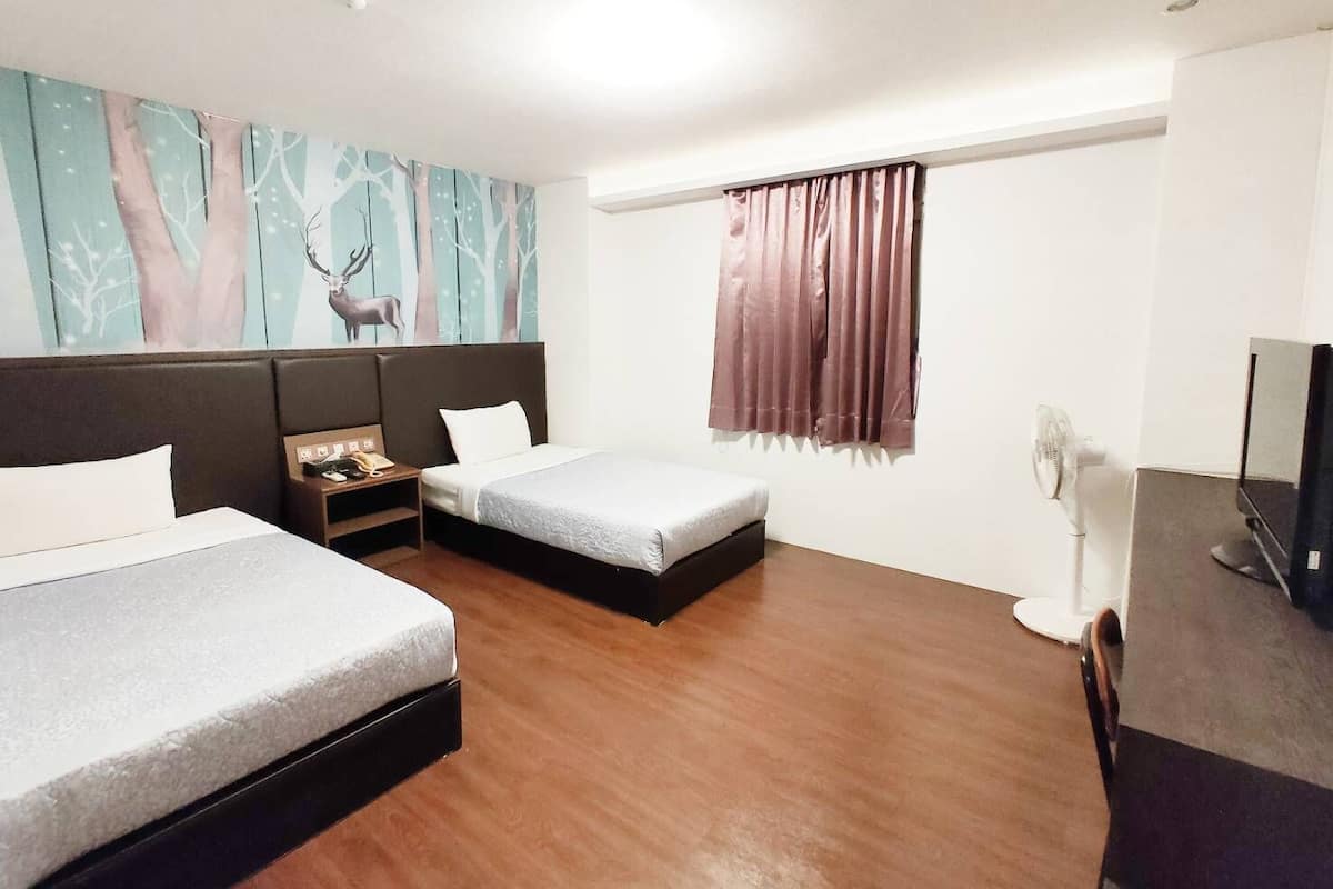 Deluxe Twin Room | Desk, laptop workspace, free WiFi, bed sheets