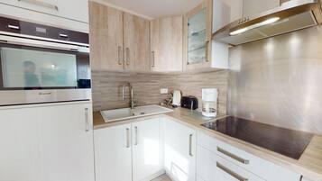 Fridge, oven, dishwasher, coffee/tea maker