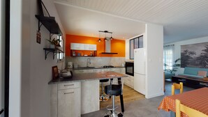 Wasserkocher mit Kaffee-/Teezubehör, Kühlschrank, Mikrowelle, Ofen