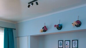 A room with two beds, a wardrobe, a nightstand, and wall decorations. - Casa del lado Santiago Providencia (Santiago)