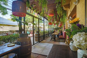 Tägliches Frühstücksbuffet (16 USD pro Person)