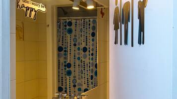 Ducha, artículos de tocador gratuitos, toallas