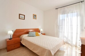 3 slaapkamers, een strijkplank/strijkijzer, gratis wifi, beddengoed