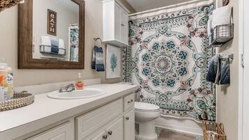 Haartrockner, Handtücher, Seife, Shampoo