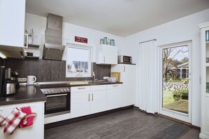 Kylskåp, mikrovågsugn, ugn och spishäll