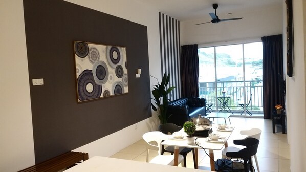 Departamento familiar, 3 habitaciones, para no fumadores, vista a la montaña | Área de sala de estar | Televisión LED de 36 pulgadas con canales por cable y televisión