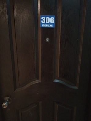 办公桌、笔记本电脑工作区、免费 WiFi