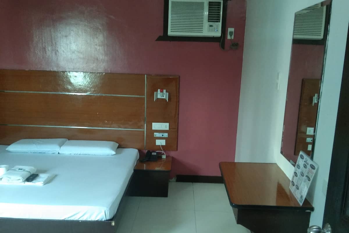 Standard Suite | Desk, laptop workspace, WiFi (free)