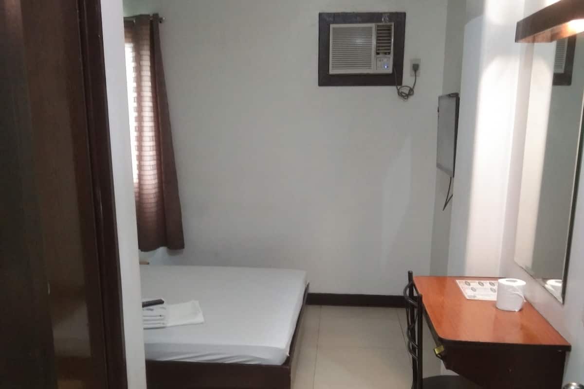 1 habitación, escritorio y espacio para trabajar con laptop