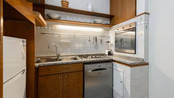 Frigorifero, forno, piano cottura, lavastoviglie