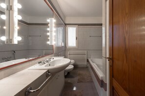 Baignoire, séchoir à cheveux, bidet, serviettes fournies