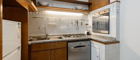 Refrigerador, horno, placa de cocina, lavavajillas