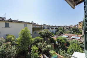 A residential area with terracotta-tiled roofs, lush greenery, and traditional architecture. - San Giovanni House in Florence by Mmega (Firenze)
