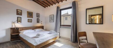 2 Schlafzimmer, Schreibtisch, Bügeleisen/Bügelbrett, WLAN