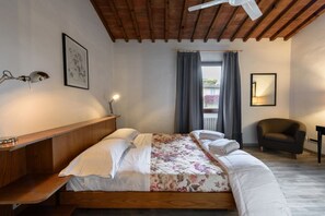 2 bedrooms, desk, iron/ironing board, WiFi