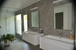 Dusche, Haartrockner, Handtücher, Seife