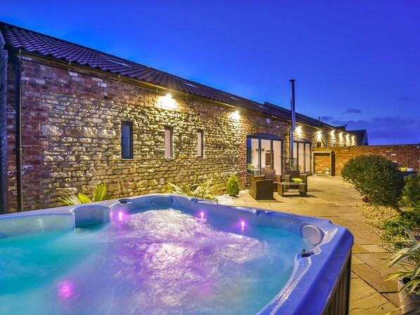 Outdoor spa tub - Hideaway (Lincoln)