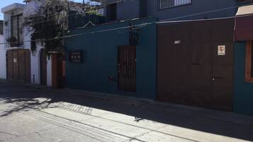 Vista frontal de la propiedad