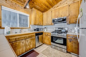 Frigorifero, microonde, forno, piano cottura