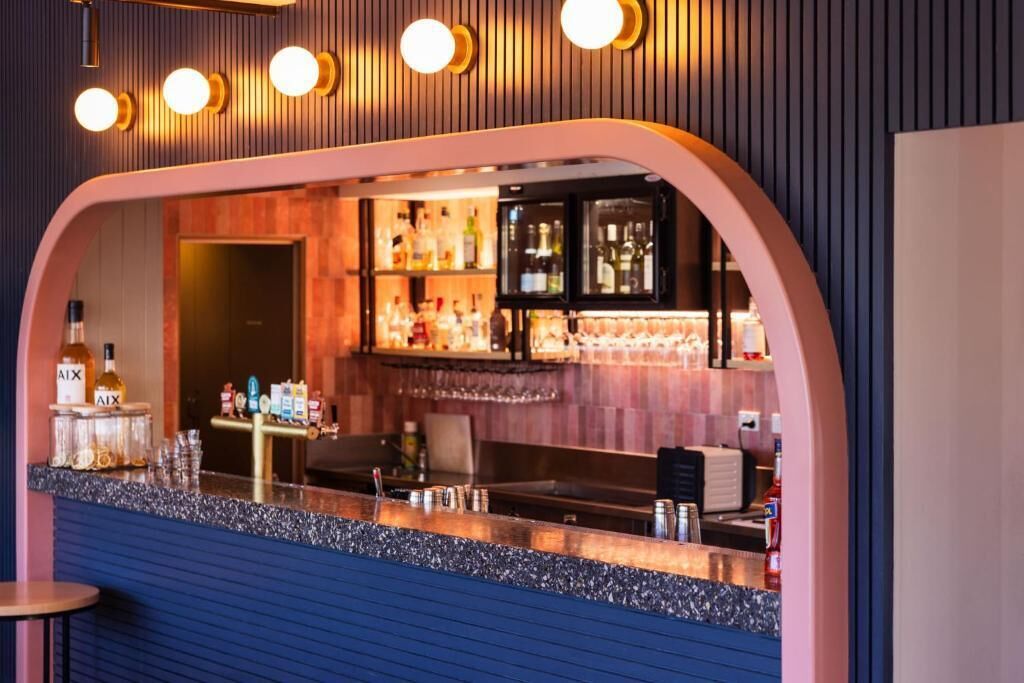 4 bars/lounges