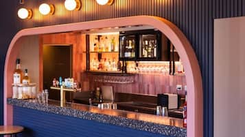 4 bars/lounges