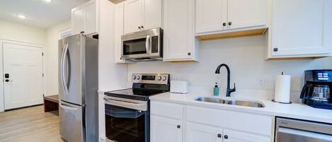 Coffee/tea maker, fridge, microwave, oven