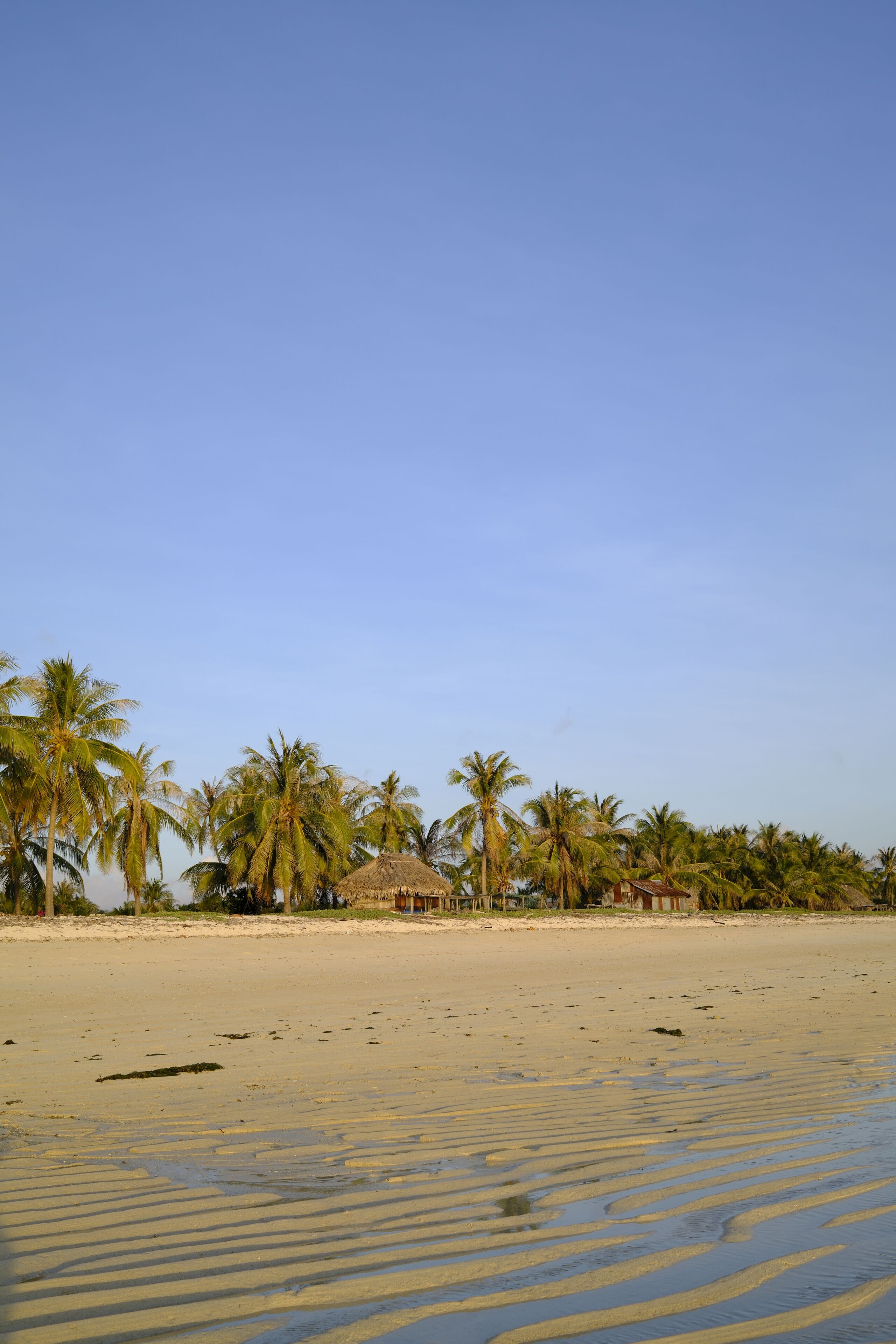 Am Strand, weißer Sandstrand, Strandtücher