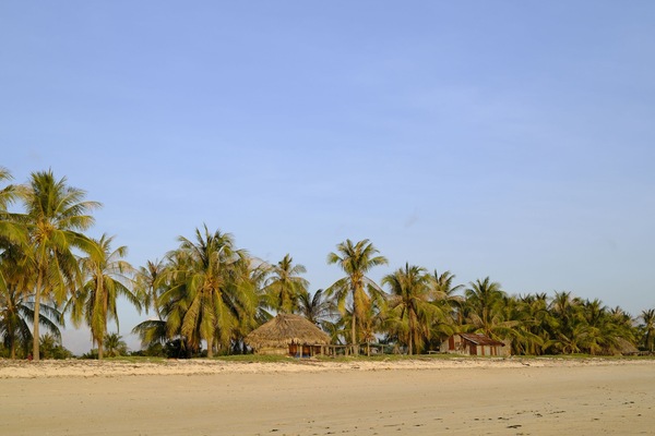 Na praia, areia branca, toalhas de praia