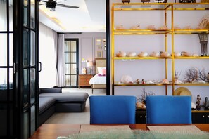 Executive Room, 1 King Bed, Non Smoking, Sea View | Dining room