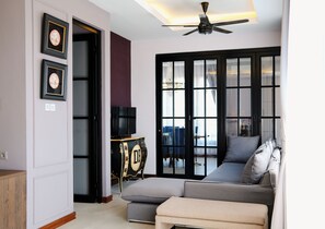 Executive Room, 1 King Bed, Non Smoking, Sea View | Living area